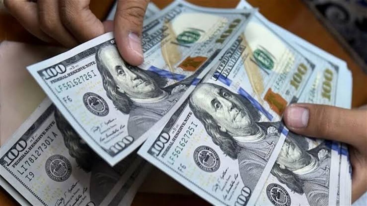 سعر الدينار مقابل الدولار في العراق.. مفاجئة غير متوقعة الأن